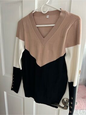 Colorblock V-Neck Sweater in Blush, Black & White